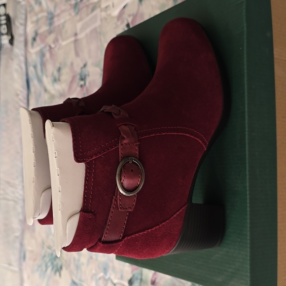 New Women's Wine Clarks Booties with Side Zip, Braid and Buckle. Size 8.5 medium - Picture 5 of 7